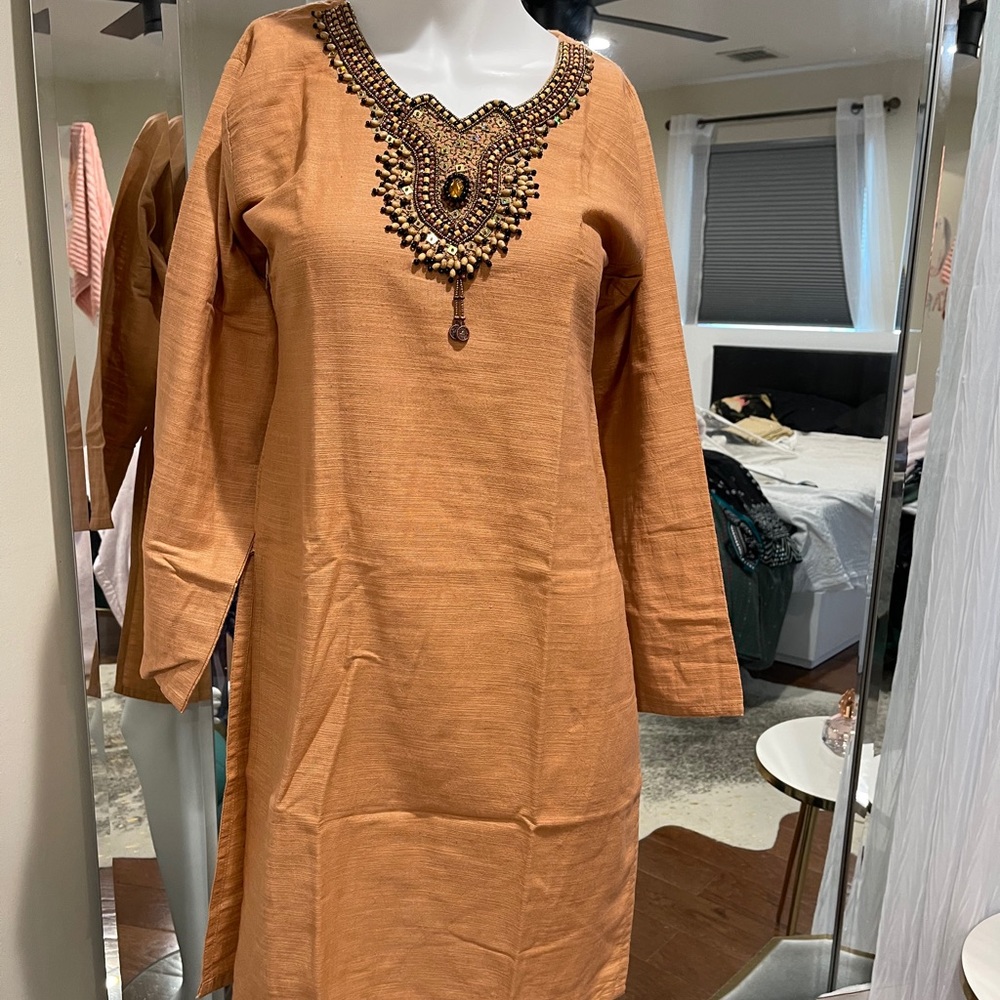 Small Solid Color Kurta With Beaded Neckline - image 2